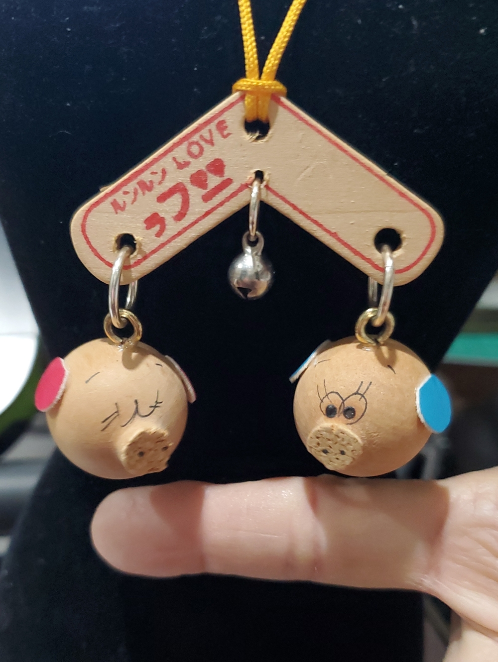Vintage 70s Japanese Kissing Pigs Wood Charm Keychain Retro Showa Era Japan RARE - Picture 3 of 12